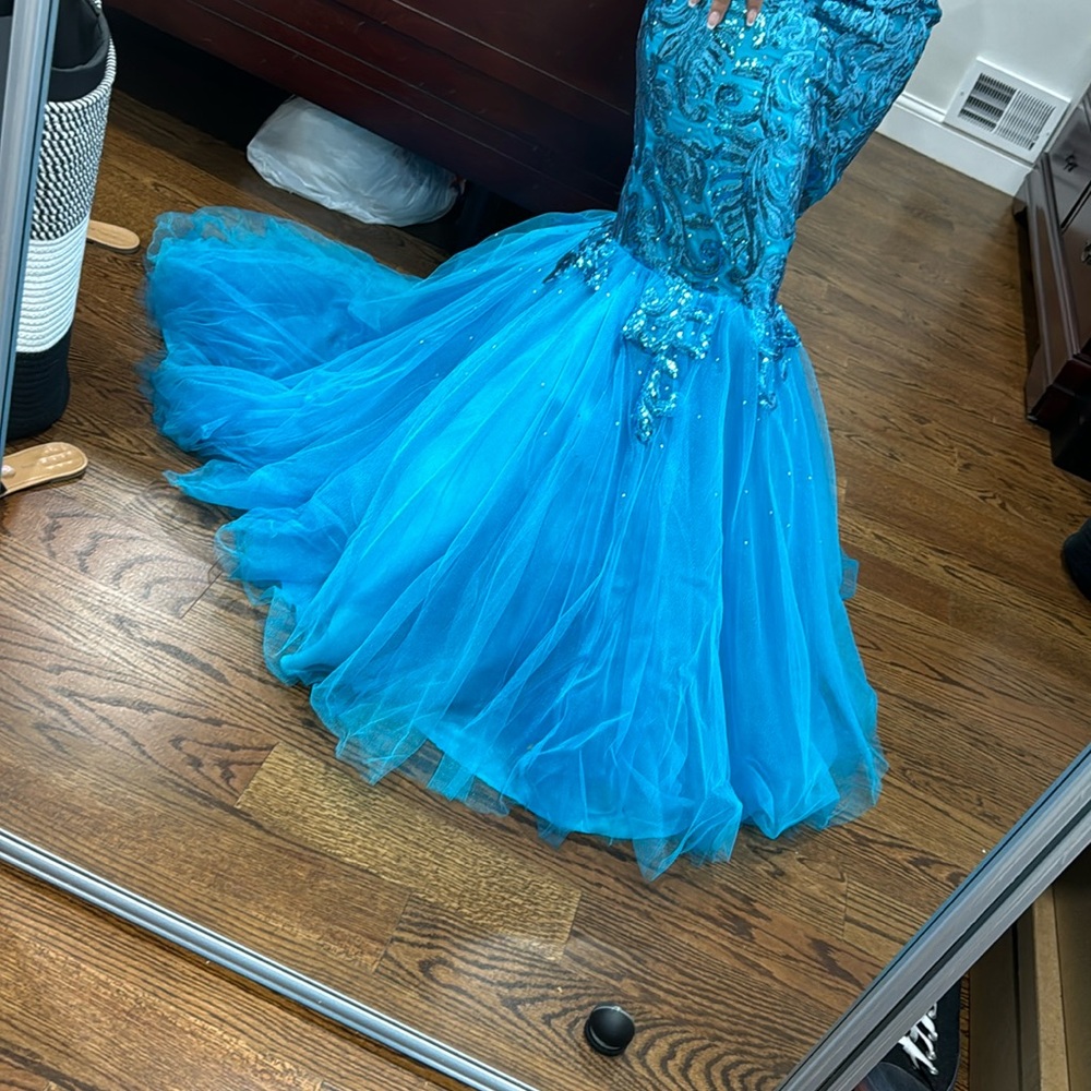 Selling a gorgeous turquoise dress in size 2 with tags and unworn doesn’t fit.